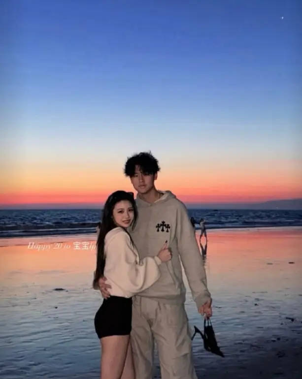 汪峰女儿疑恋爱！与年轻帅哥在海边夕阳下甜蜜拥抱