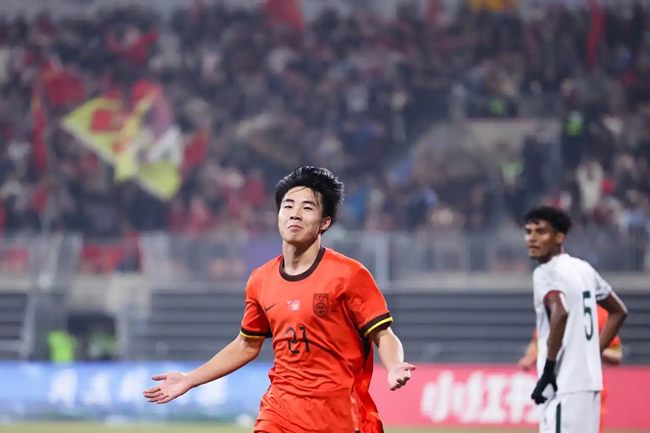 11月30日,帅惟浩(前)在比赛中庆祝进球。新华社记者 黄伟摄