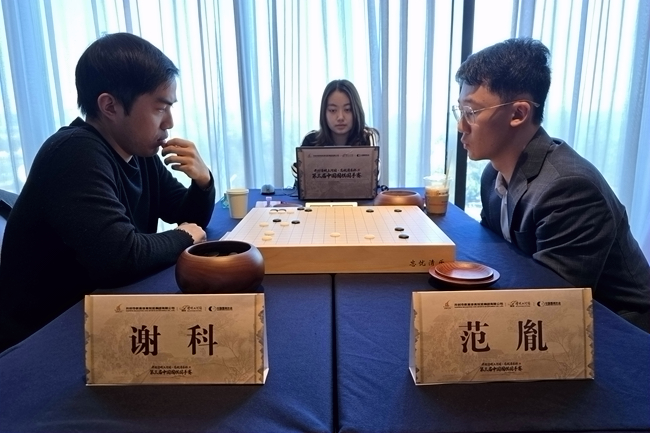 谢科(左)对阵范胤。人民网记者 胡雪蓉摄