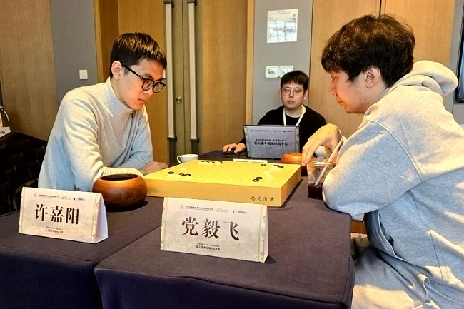 许嘉阳(左)与党毅飞在比赛中。人民网记者 胡雪蓉摄