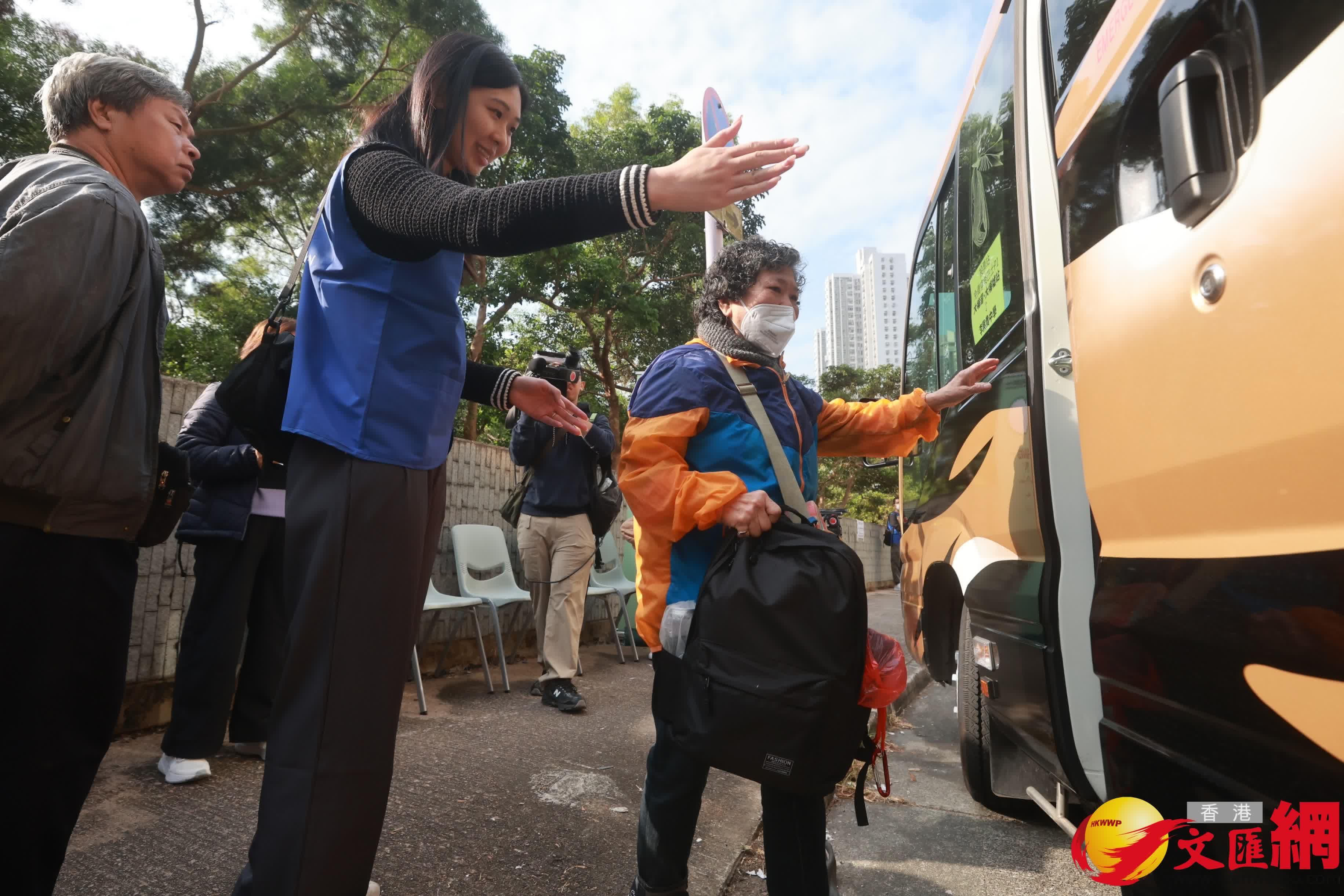 有市民乘車前來大埔票站投票。（香港文匯報記者郭木又攝）