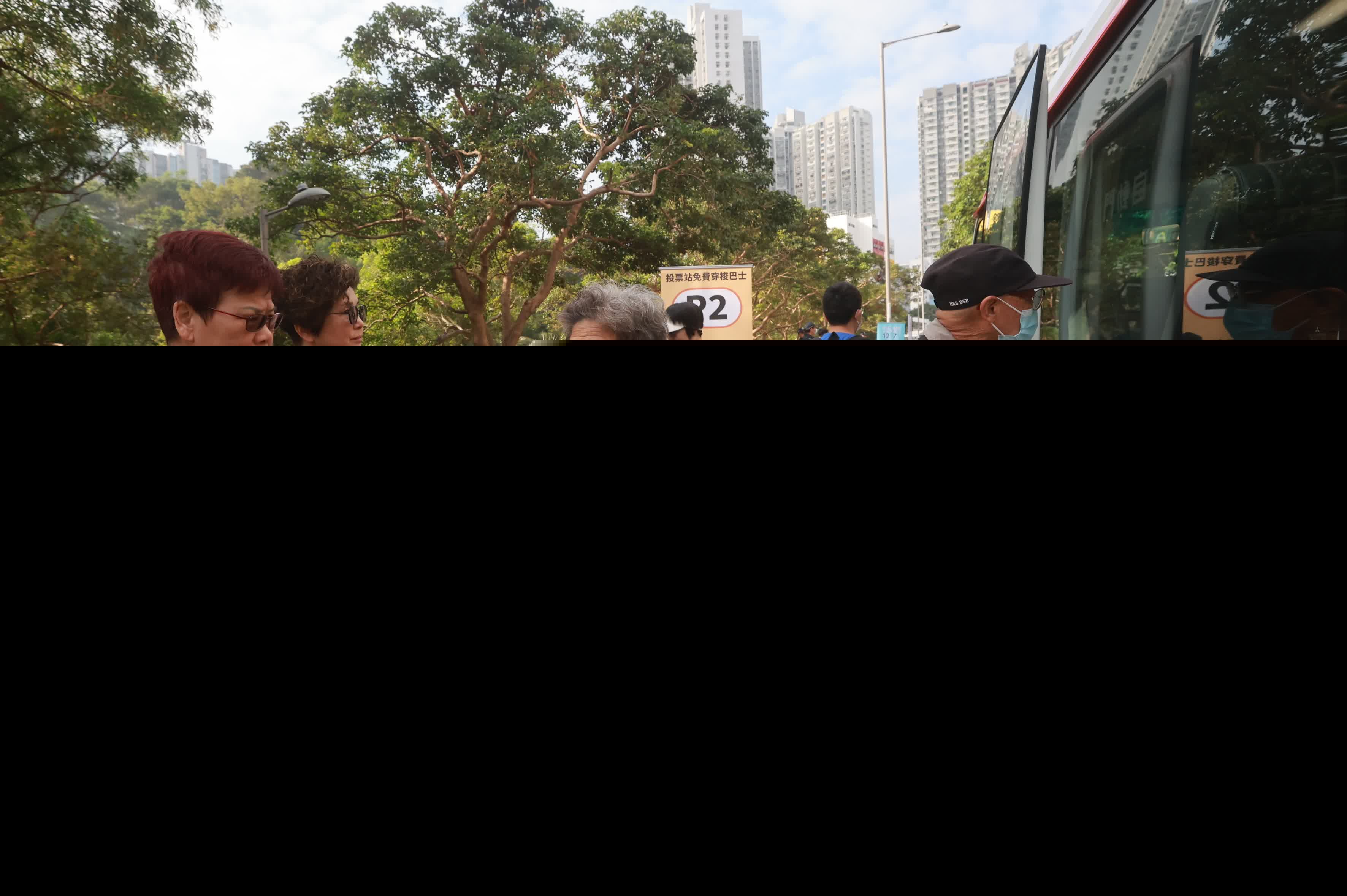 有市民乘車前來大埔票站投票。（香港文匯報記者郭木又攝）