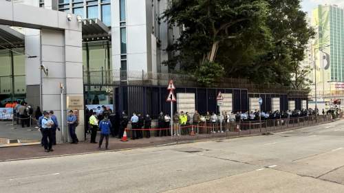 立法會選舉 | （有片）警務處新界南總區總部專屬投票站大排長龍