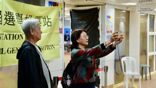 立法會選舉 | 九龍公園投票站人流絡繹　市民踴躍履行公民責任