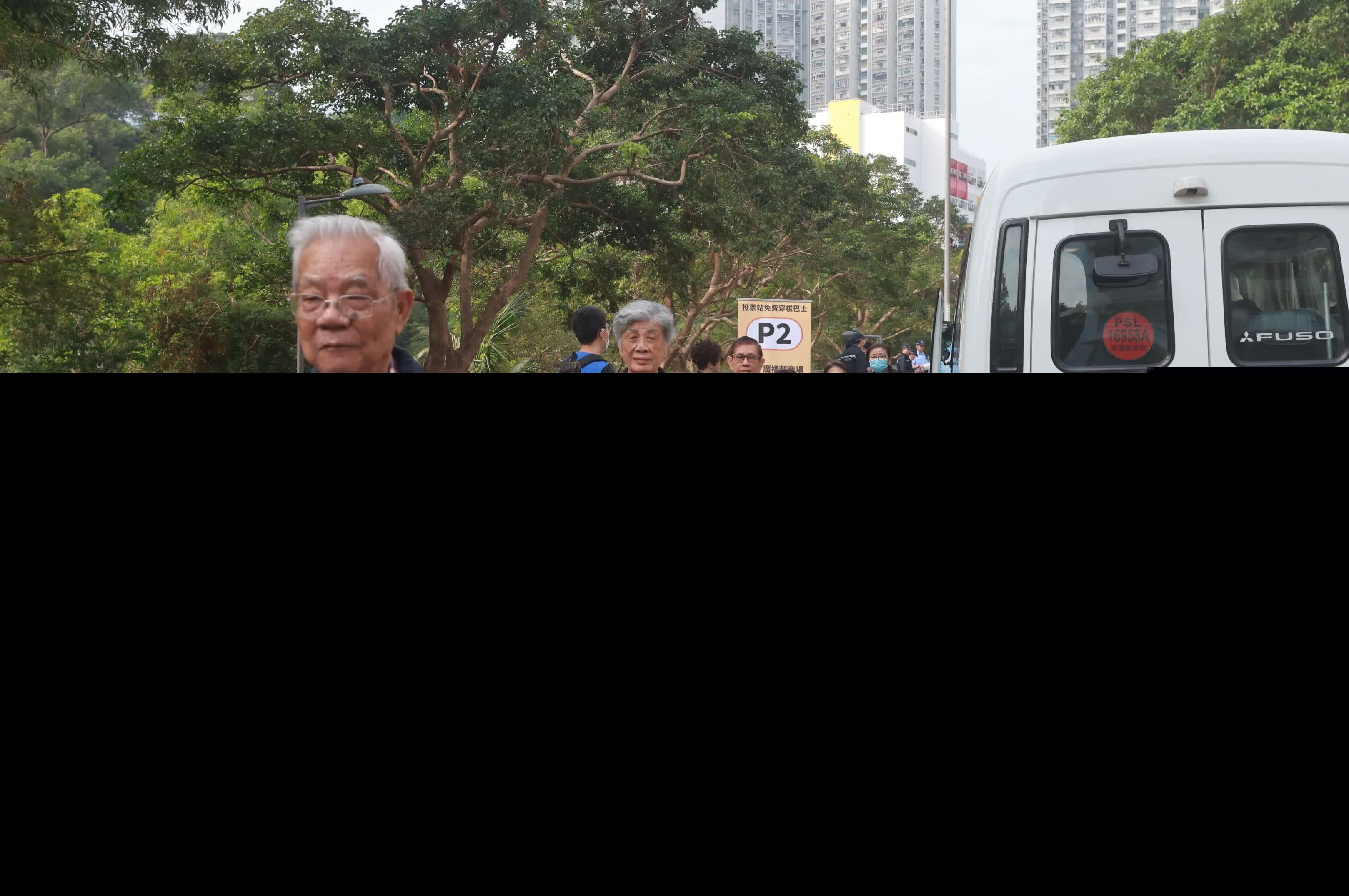 有市民乘車前來大埔票站投票。（香港文匯報記者郭木又攝）