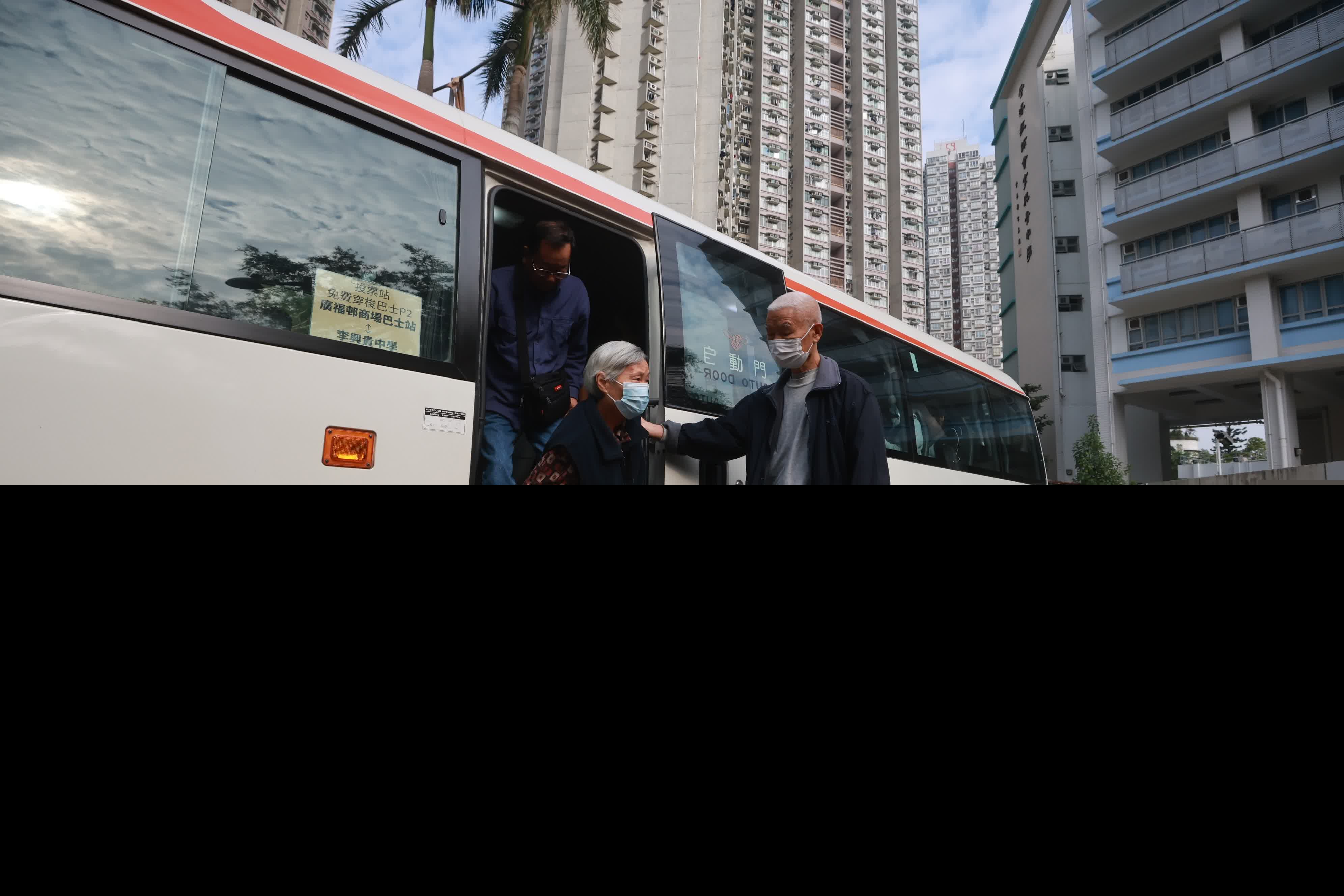 有市民乘車前來大埔票站投票。（香港文匯報記者郭木又攝）