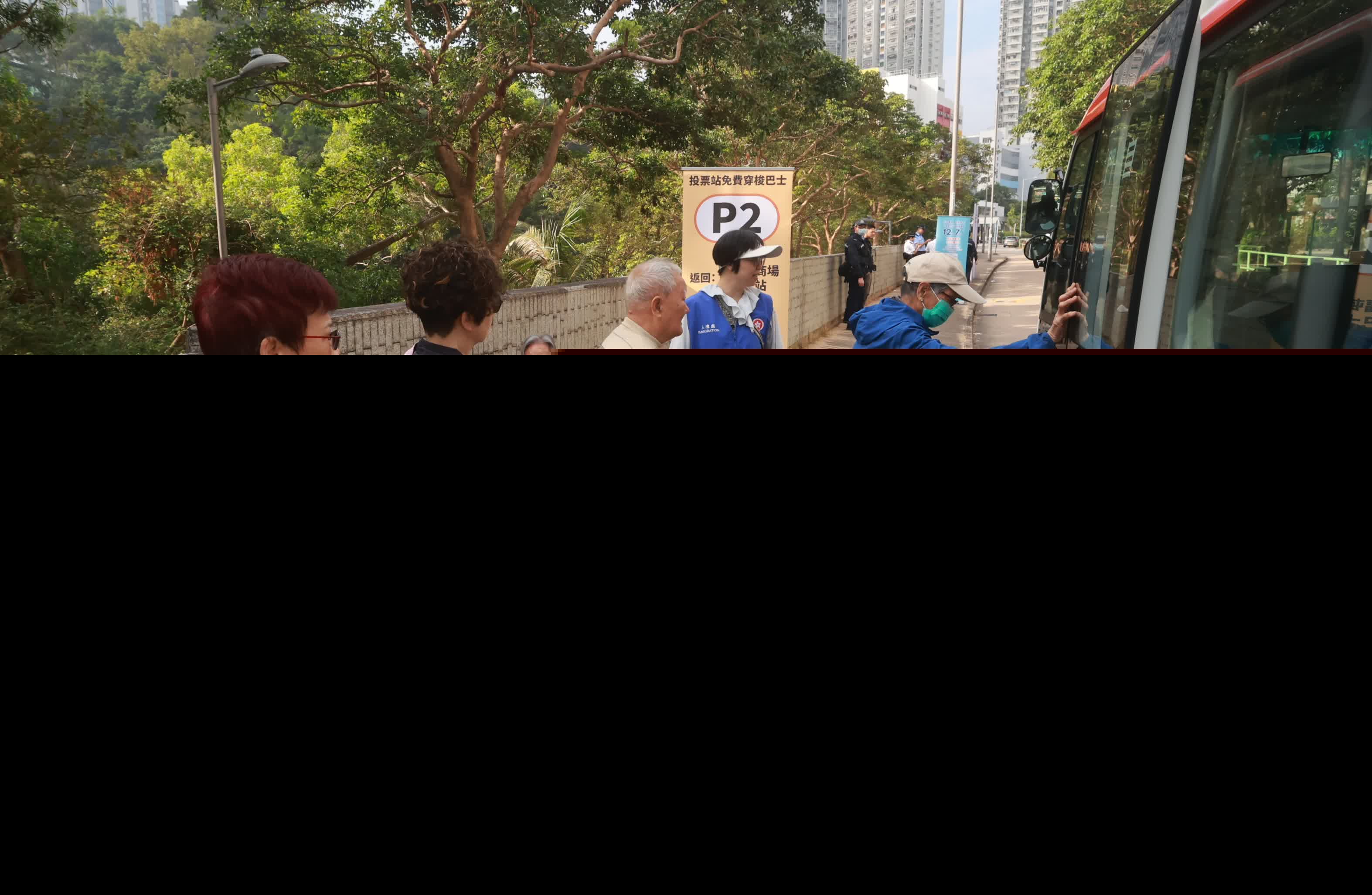 有市民乘車前來大埔票站投票。（香港文匯報記者郭木又攝）