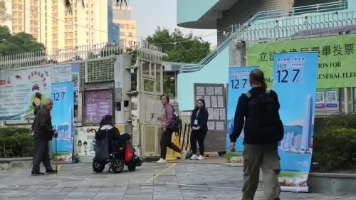 立法會選舉 | （有片）有行動不便選民驅輪椅投下神聖一票