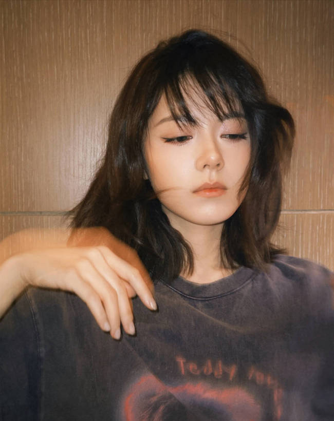 中国通讯社-赵今麦营业照鬼马俏皮清透妆容尽显慵懒灵动