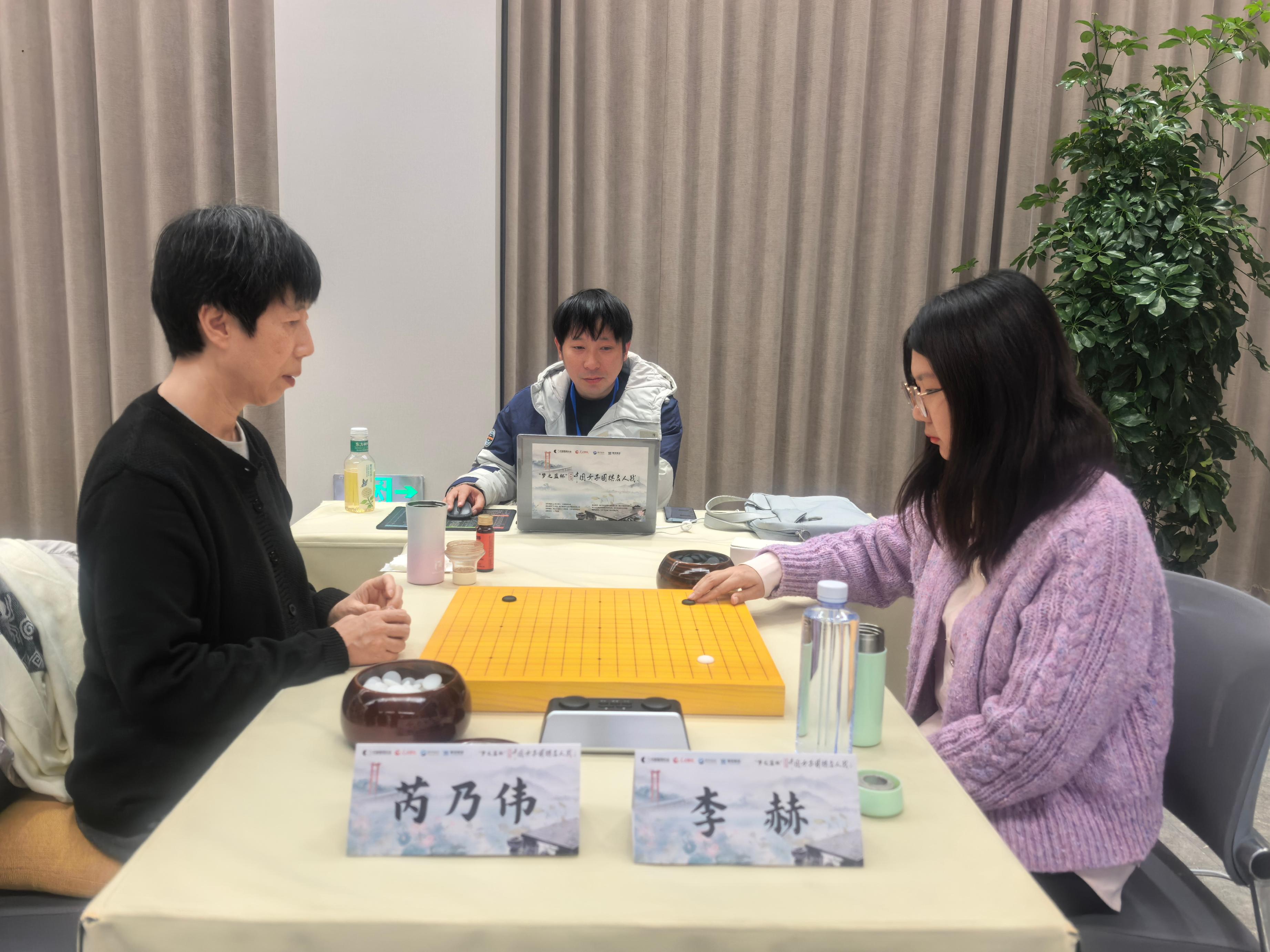 芮乃伟对阵李赫。人民网记者 李乃妍摄