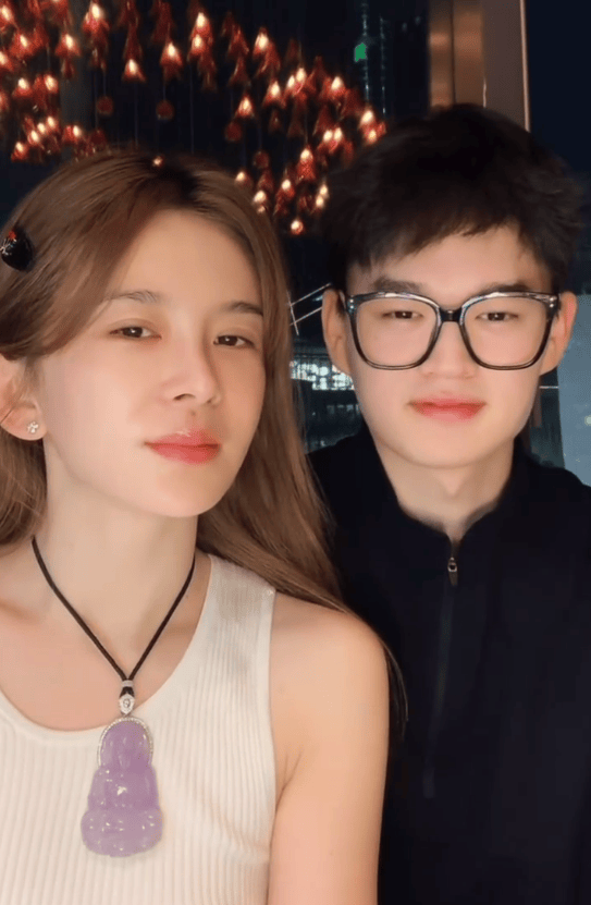 赵樱子直播官宣恋情!小12岁男友真实面貌曝光