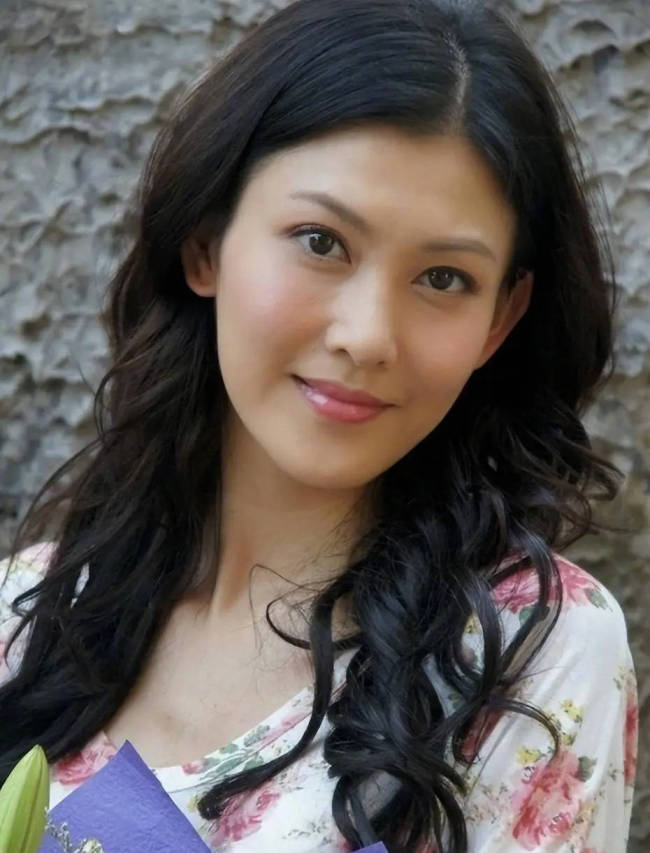 李彩桦回应与前夫黄彦书的婚姻：前夫不许她拍吻戏