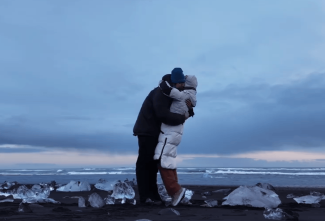 金莎宣布被男友求婚!二人在冰岛拥抱热吻好浪漫