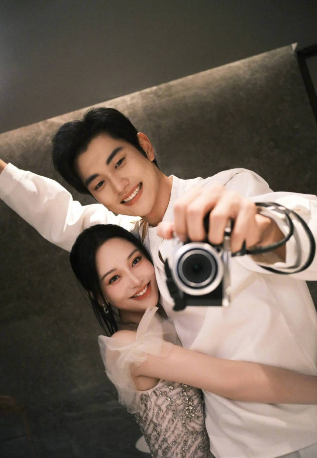 金莎宣布被男友求婚!二人在冰岛拥抱热吻好浪漫