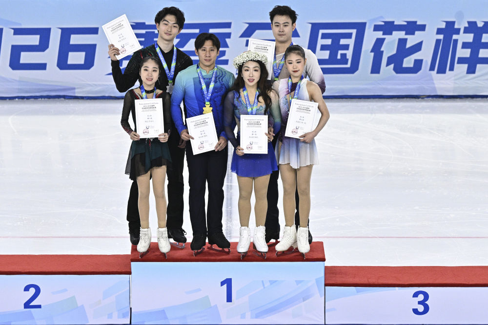 12月27日，冠军隋文静（前右二）/韩聪（前左二）、亚军郭蕊（前左一）/张益文（后左）、季军张嘉轩（前右一）/黄一航在颁奖仪式上。新华社记者 张涛 摄