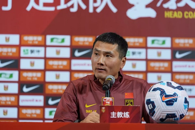 1月4日，邵佳一在男足国家队主教练媒体见面会上。人民日报记者 王靖远摄