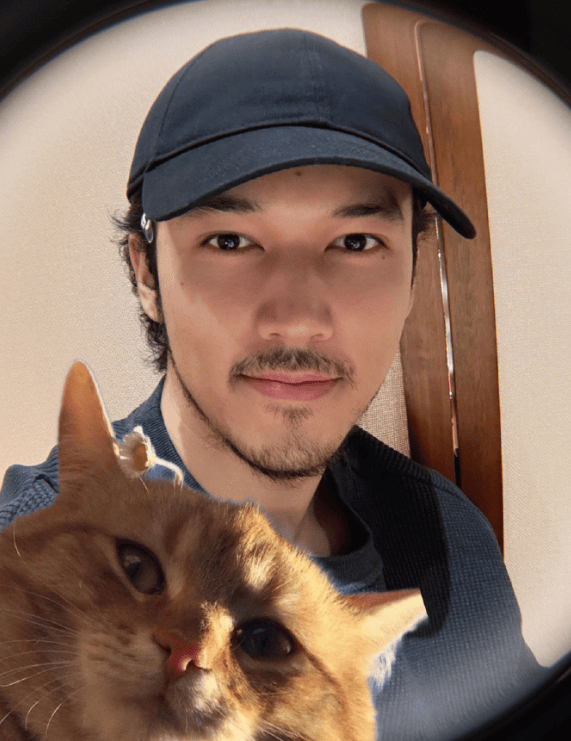 陈冰陪陈牧驰逛花鸟市场 两人牵手大方秀恩爱