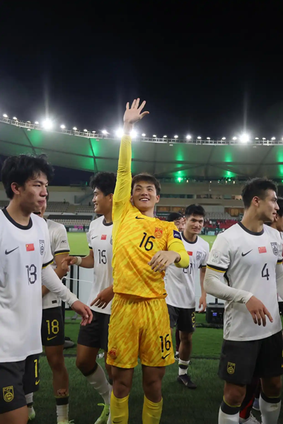 中国队守门员李昊（中）在比赛后向观众致意。新华社记者 王海洲摄
