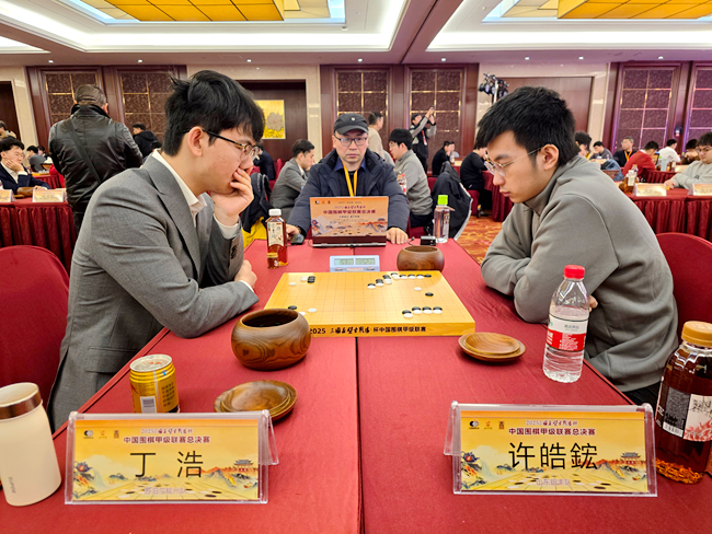 丁浩(左)对阵许皓鋐。人民网记者 胡雪蓉摄