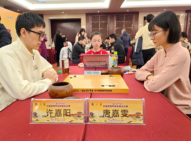 唐嘉雯(右)与许嘉阳在比赛中。人民网记者 胡雪蓉摄