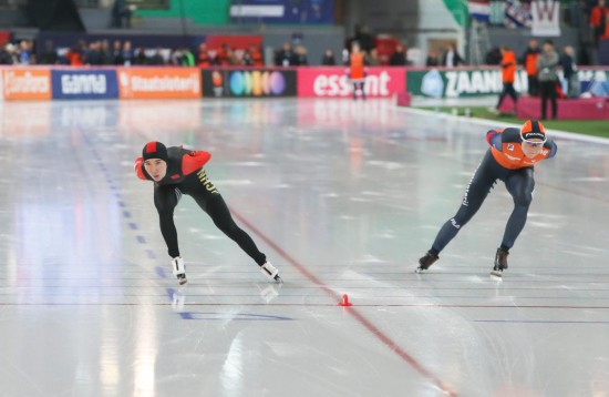 2025年3月16日，韩梅（左）在比赛中。当日，在挪威哈马尔举行的2024-2025赛季速度滑冰世界锦标赛女子1500米比赛中，中国选手韩梅获得季军。新华社记者 张玉亮 摄