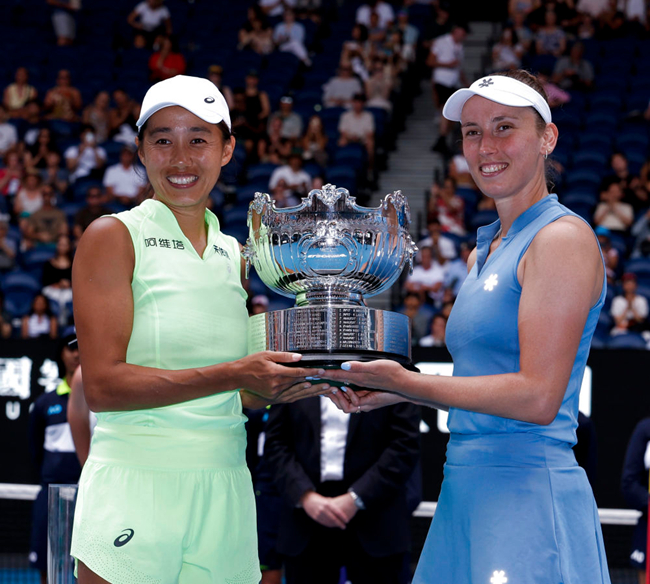 张帅（左）/梅尔滕斯与奖杯合影。新华社记者 马平 摄