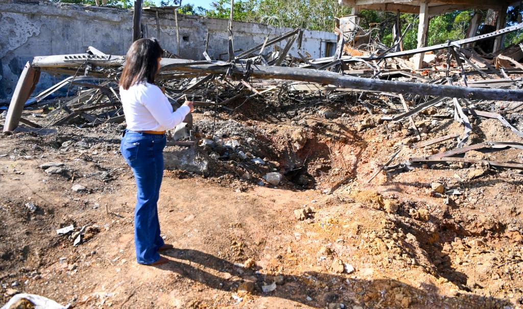 1月19日，在委内瑞拉米兰达州的委内瑞拉科学研究院，工作人员查看美国军事行动留下的弹坑。新华社记者丁洪法摄