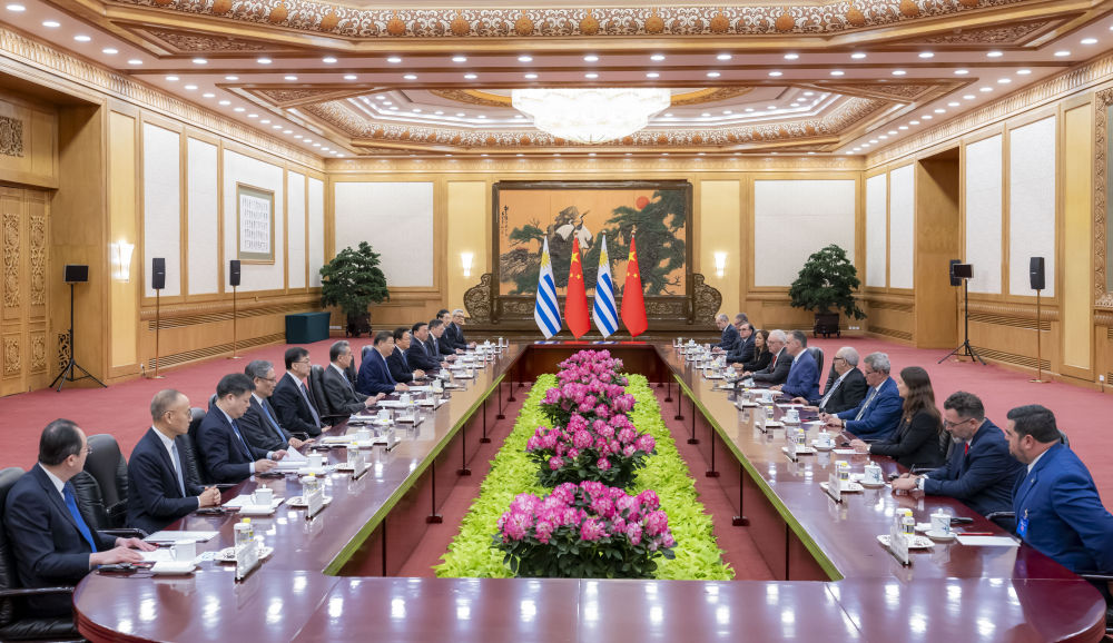 2月3日上午，国家主席习近平在北京人民大会堂同来华进行国事访问的乌拉圭总统奥尔西举行会谈。新华社记者 翟健岚 摄