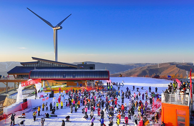 2025至2026雪季河北张家口雪如意滑雪场周末日落派对。人民网记者 李兆民摄