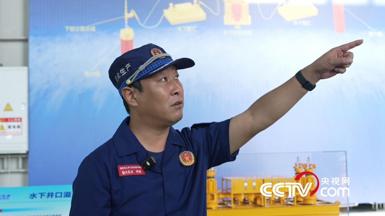 何连正在向记者介绍基地装备 央视网记者隋佳桐 摄