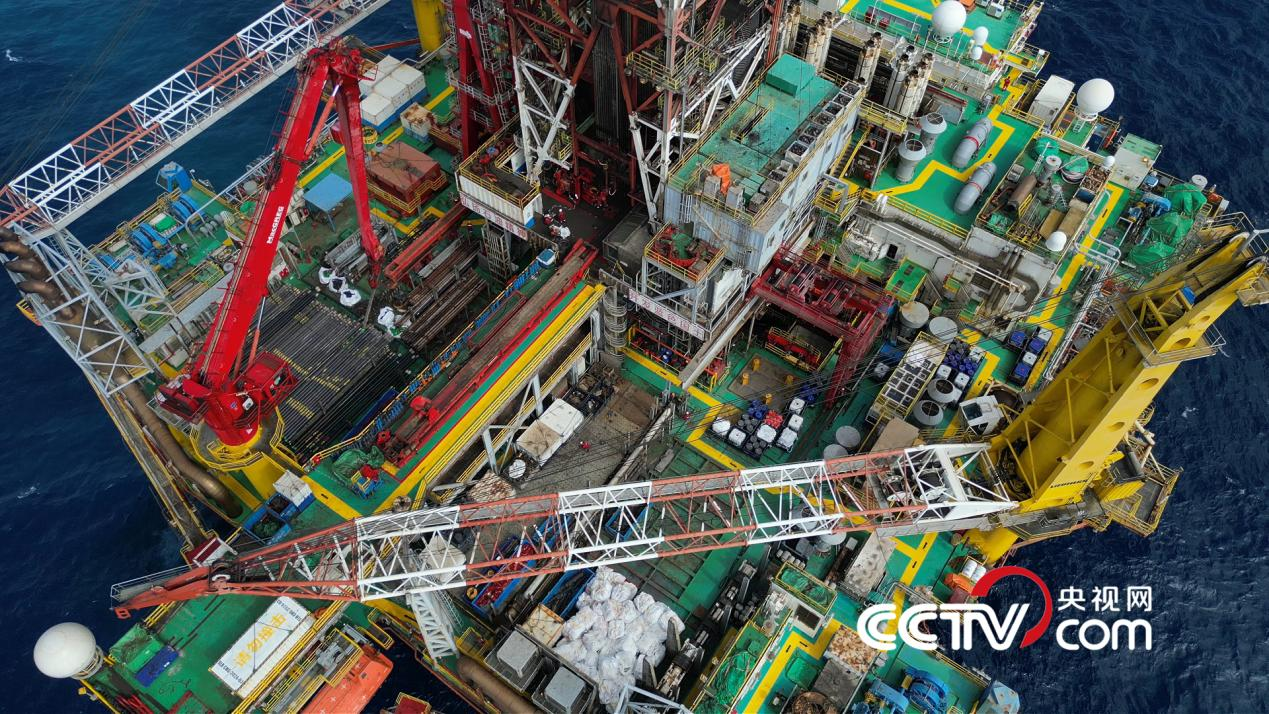 “奋进号”钻井平台 央视网记者隋佳桐 摄