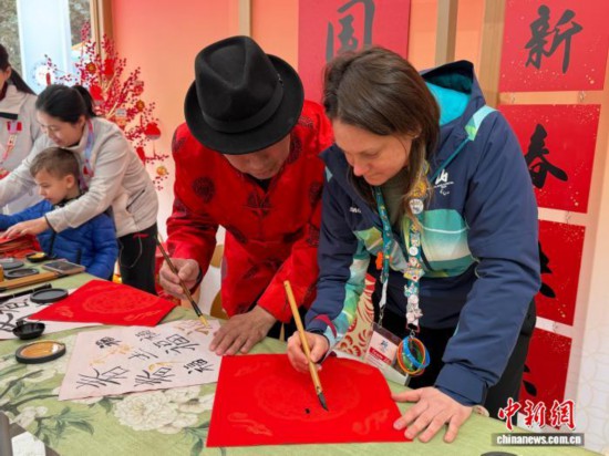 当地时间2月16日,在位于米兰克莱里奇别墅的米兰冬奥会“中国之家”,志愿者正在学习写福字。中新社记者 国璇 摄