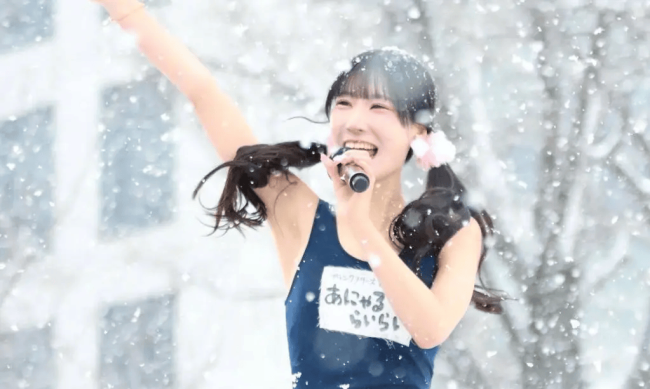 日本女团成员雪地穿泳装表演引争议 公司回应