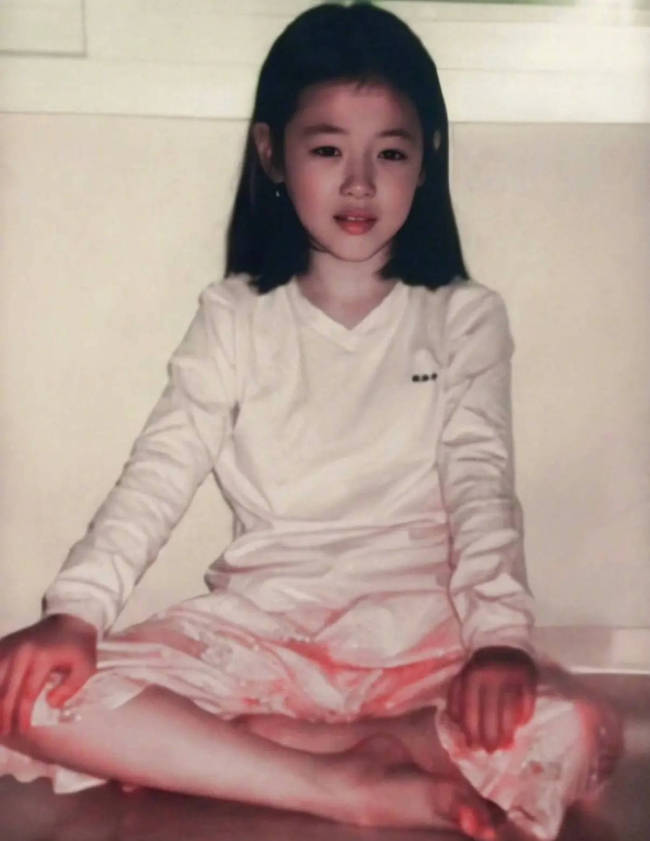 哥哥晒崔雪莉未公开童年照 穿着睡衣懵懂又可爱