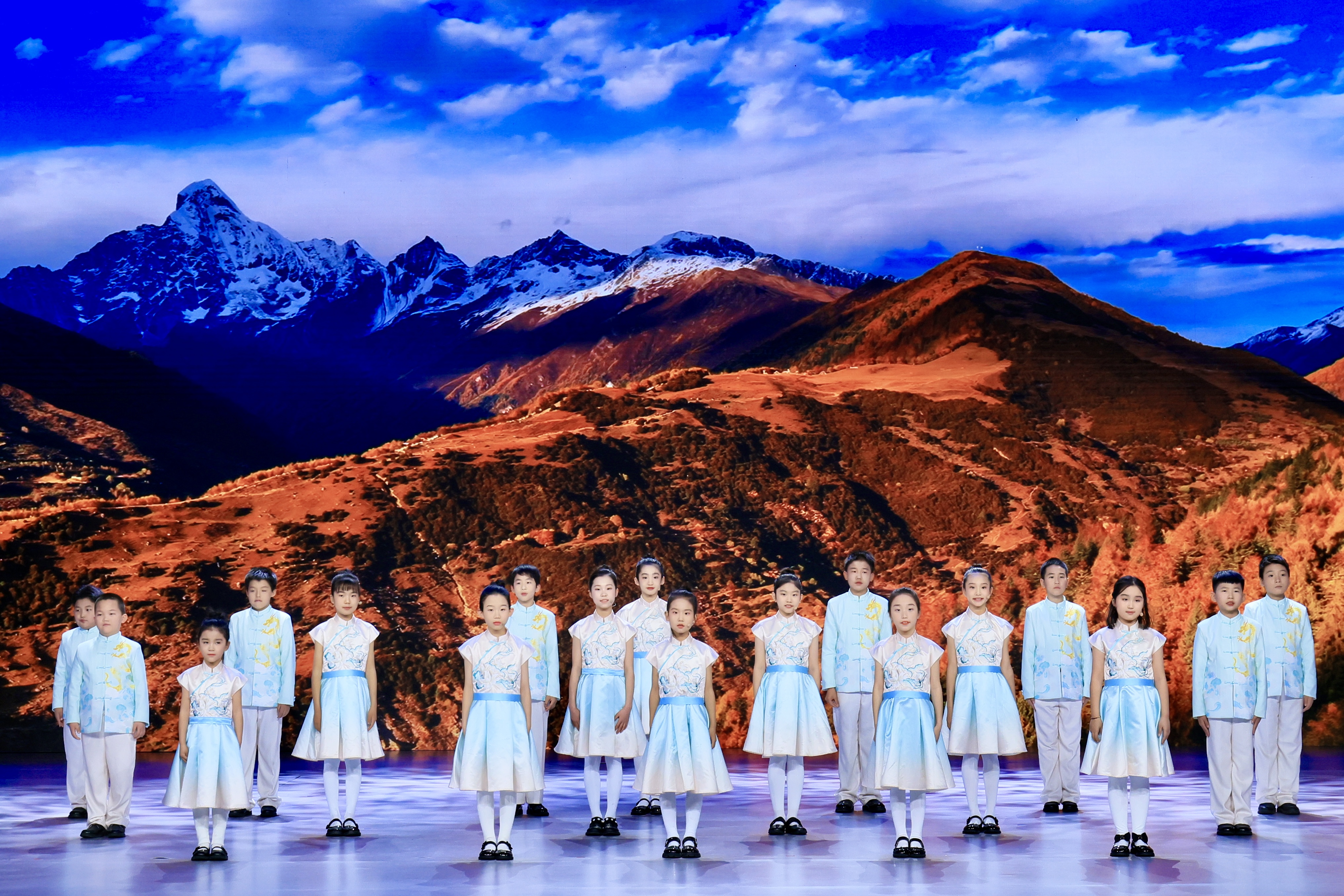 片尾曲：《我们属于大自然》表演者：北京市各小学 学生代表