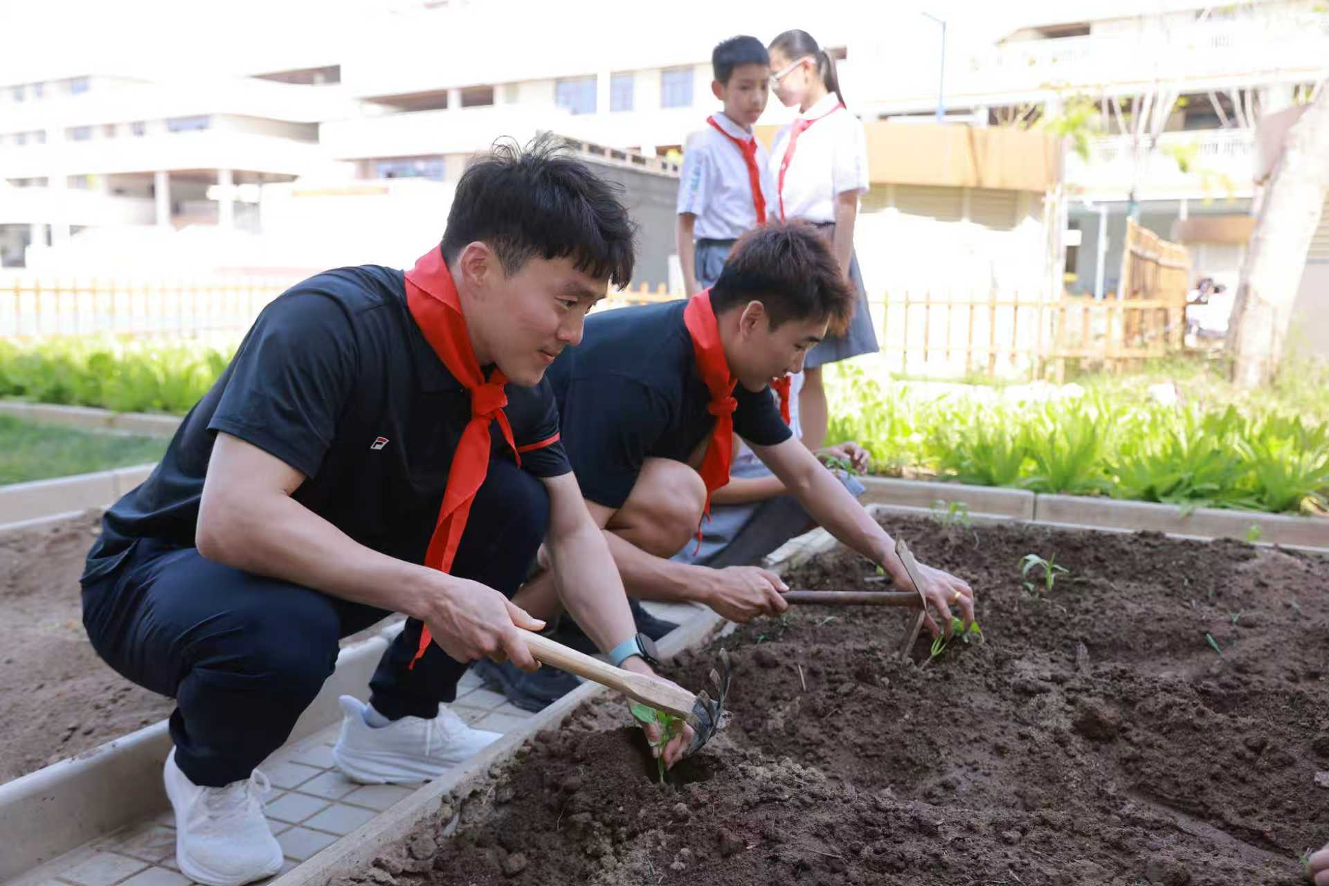 齐广璞（左一）与高亭宇在校园内播种育苗。活动主办方供图