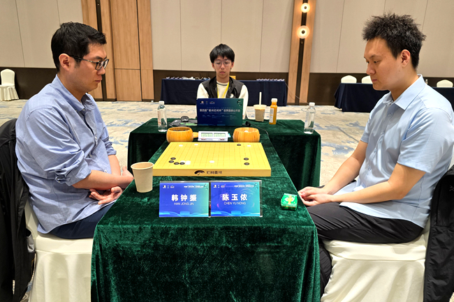 中国棋手陈玉侬八段(右)战胜韩国棋手韩钟振九段。人民网记者 胡雪蓉摄
