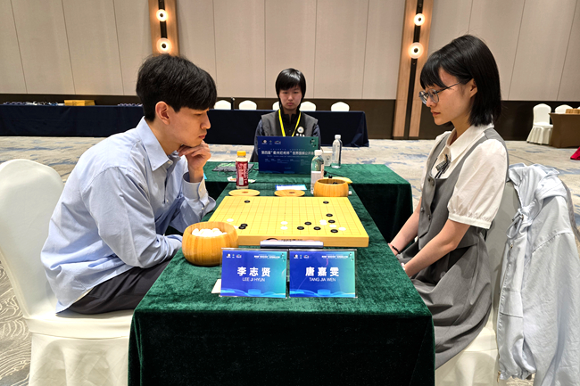 中国棋手唐嘉雯七段(右)负于韩国棋手李志贤九段。人民网记者 胡雪蓉摄  