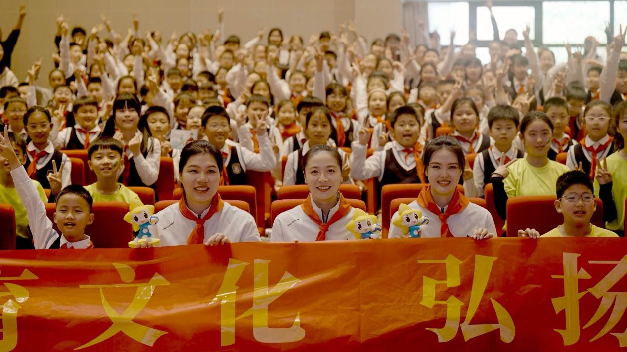 徐云丽、魏秋月、张常宁（左起）与学生们合影。 主办方供图