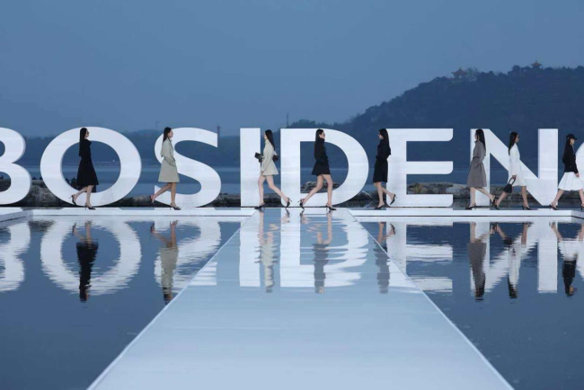 讲述光影交织下的时尚叙事 波司登“多面登场”2026北京国际电影节光影风尚开幕大秀在京举行