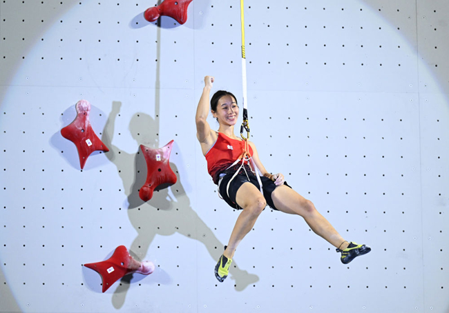 4月28日，在海南三亚举行的第六届亚洲沙滩运动会攀岩速度女子决赛中，中国选手周娅菲获得冠军。图为周娅菲在比赛后庆祝胜利。 新华社记者 贝赫 摄