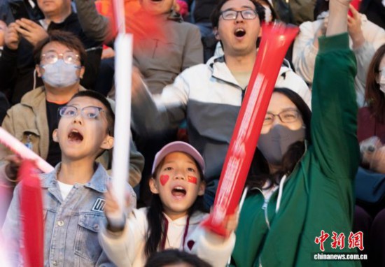 5月1日晚，“宁超联赛”在银川开幕，现场观众呐喊欢呼。 中新社记者 杨迪 摄