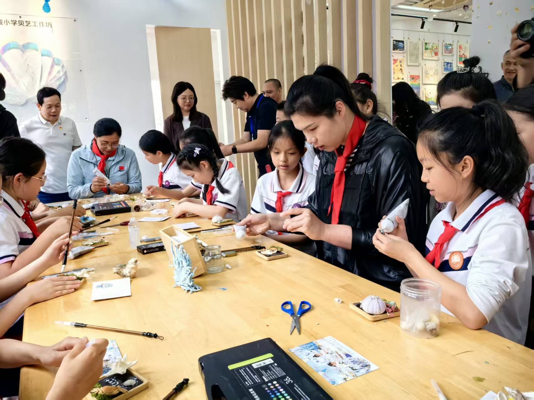 奚爱华、徐云丽在同学指导下制作手工。 人民网记者 杨磊摄