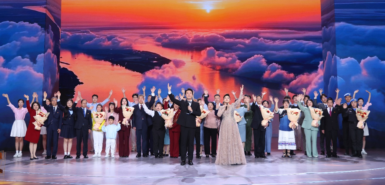 主题曲演唱《最美家庭》  表演：张英席、王莉和2026年&ldquo;最美家庭&rdquo;
