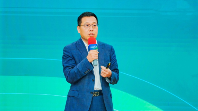 ▲美年集团医疗管理中心副总经理陈武荣介绍健康管理创新产品