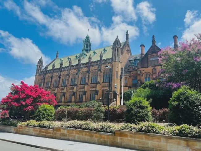 燃尽了啊：英国大学亏完，澳洲大学亏！