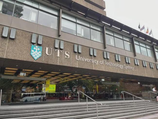 燃尽了啊：英国大学亏完，澳洲大学亏！