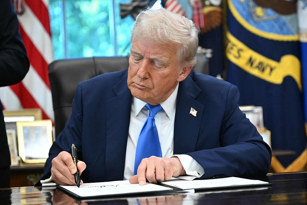 美国总统特朗普2025年9月签署公告，将企业为新H-1B签证申请人支付的费用从数千美元提高至10万美元