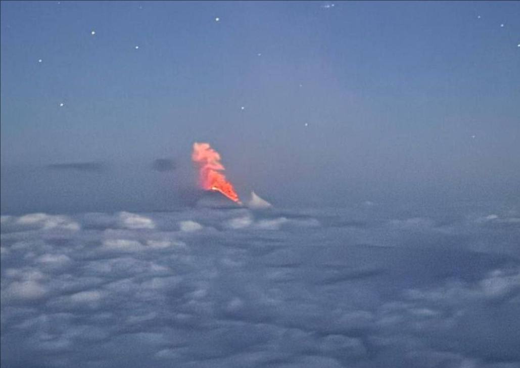 俄罗斯堪察加半岛一火山喷发 