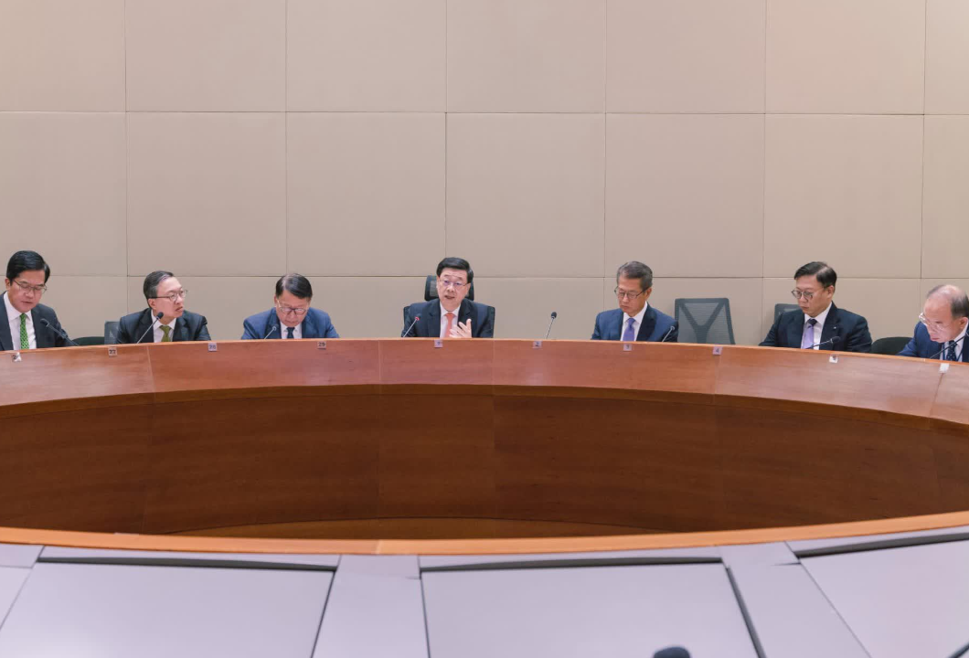 李家超與團隊舉行會議 